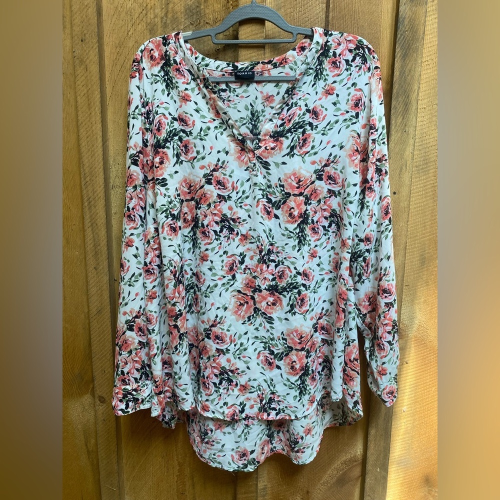 Torrid Floral Blouse Plus Size 3X White‎ Pink Rose Print Long Sleeve V-Neck